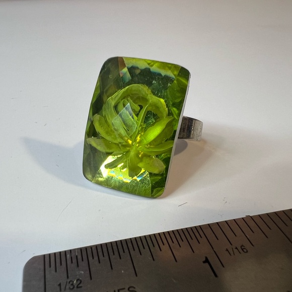 Elegant Green Floral Ring - Picture 2 of 3